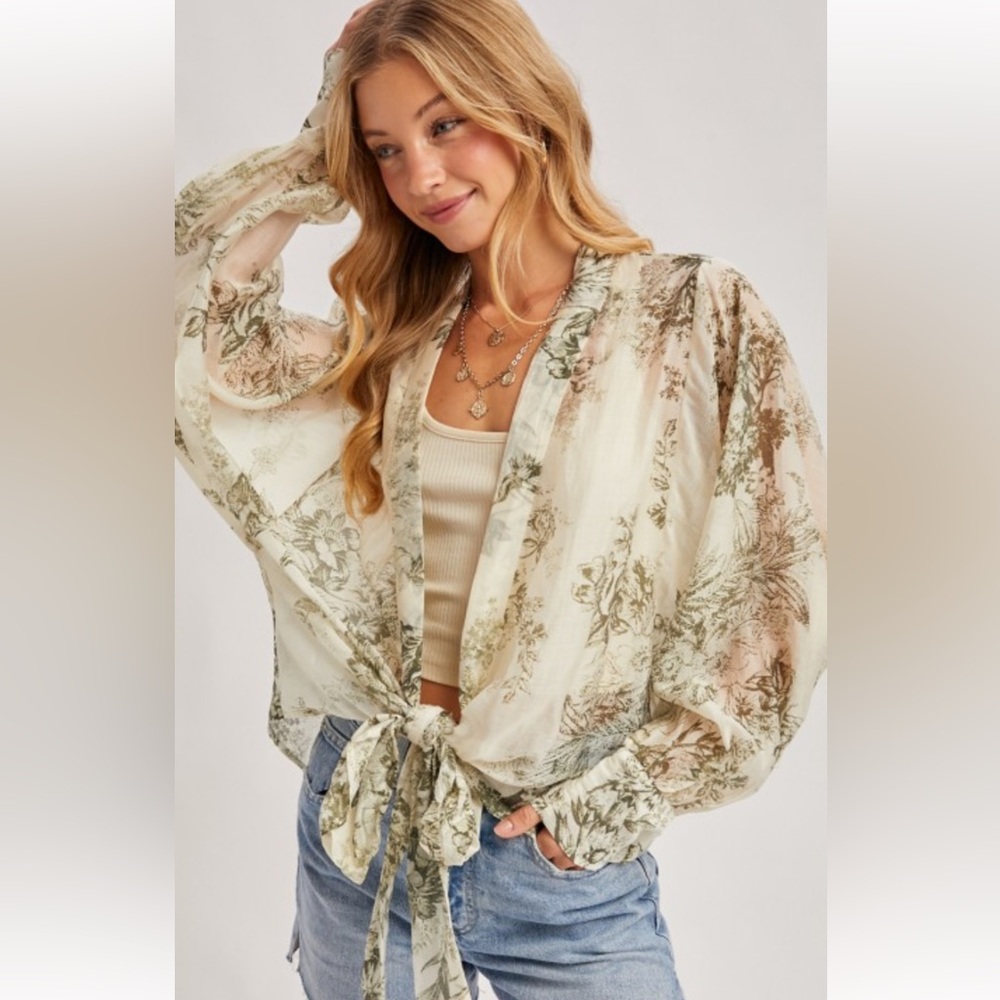 NWT BLUIVY OVERSIZED FRONT TIE WRAP TOP     S/M. M/L